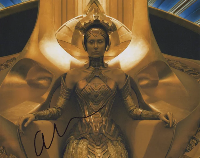Elizabeth Debicki autograph