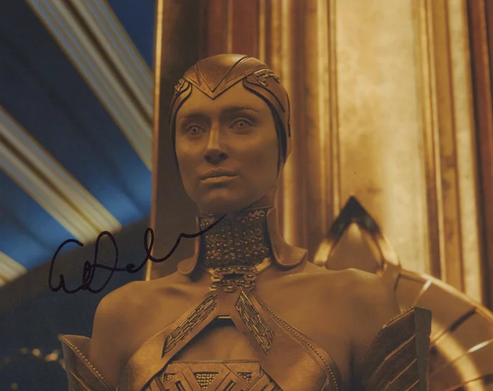 Elizabeth Debicki autograph