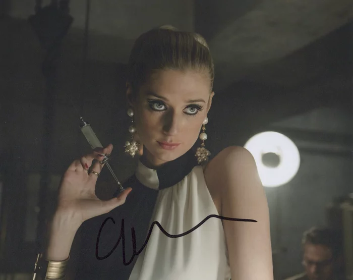 Elizabeth Debicki autograph