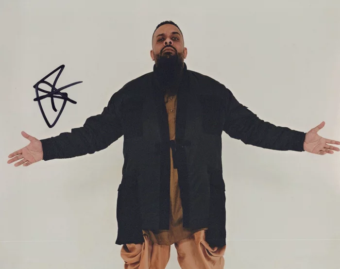 Guz Khan autograph