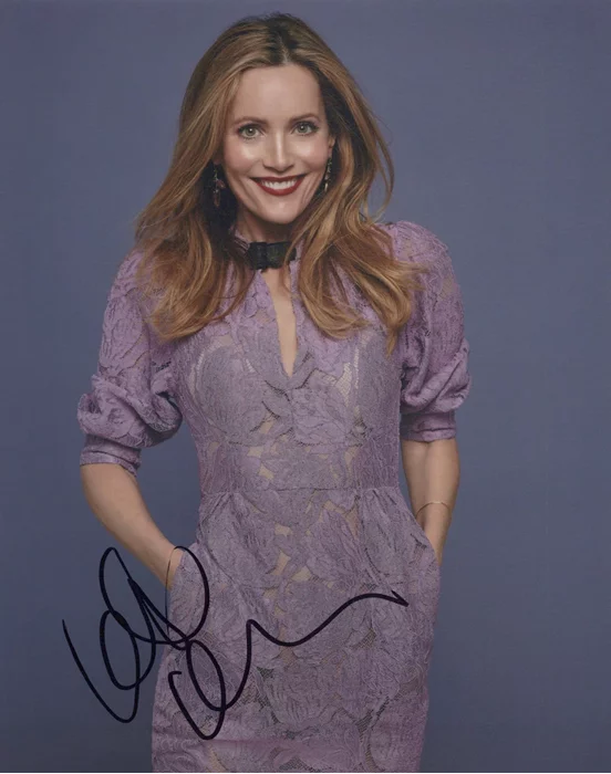 Leslie Mann autograph