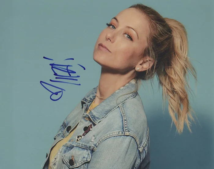 Iliza Shlesinger autograph
