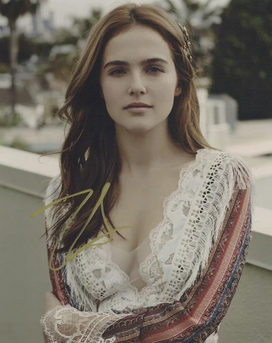 Zoey Deutch autograph