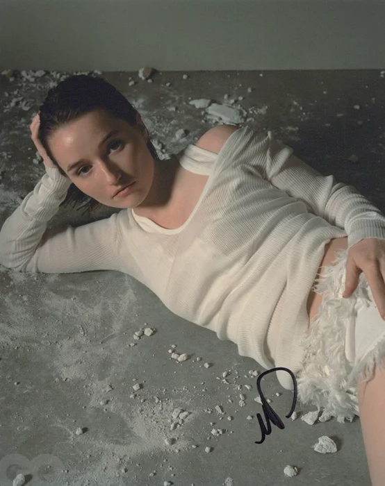 Kaitlyn Dever autograph