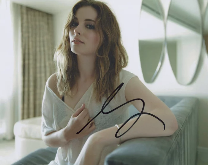 Gillian Jacobs autograph