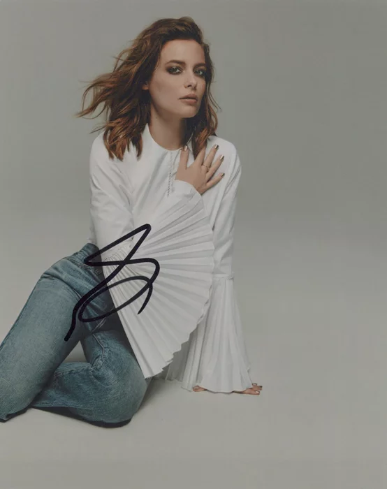 Gillian Jacobs autograph