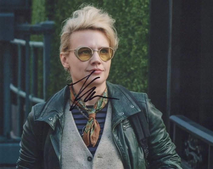 Kate McKinnon autograph