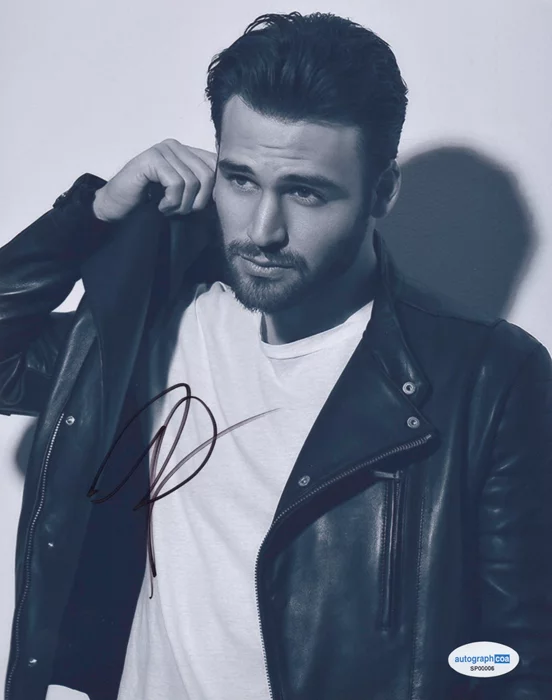 Ryan Guzman autograph