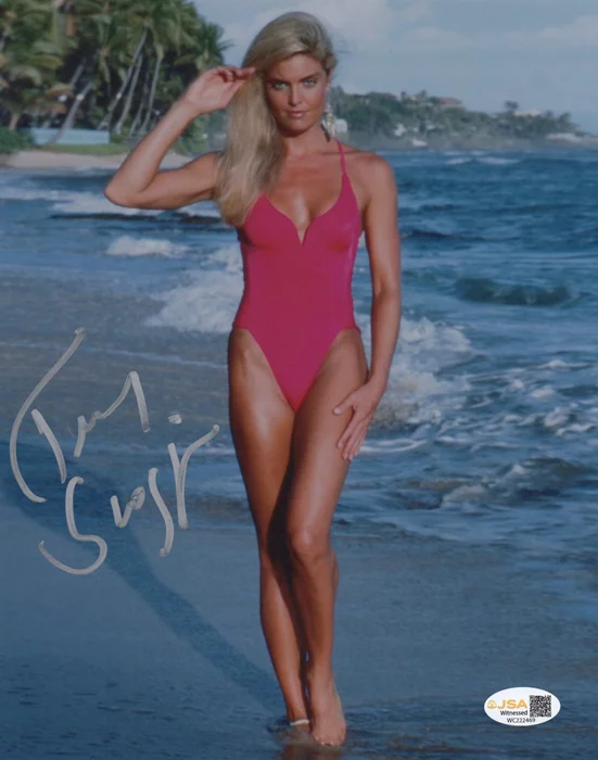 Tracy Scoggins autograph