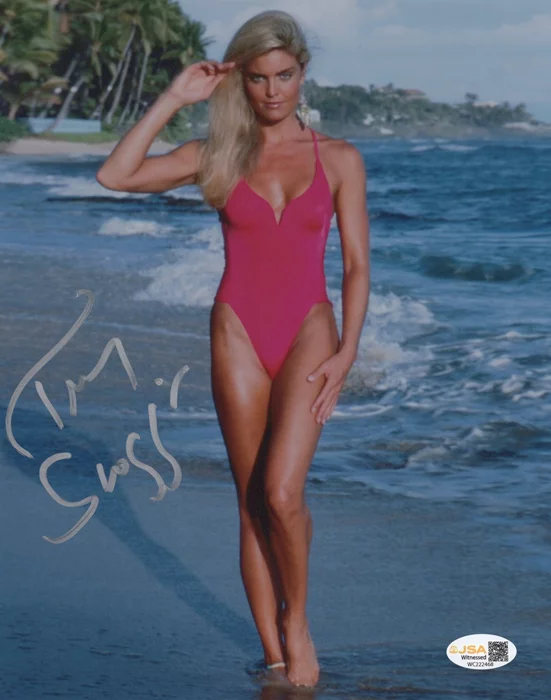 Tracy Scoggins autograph
