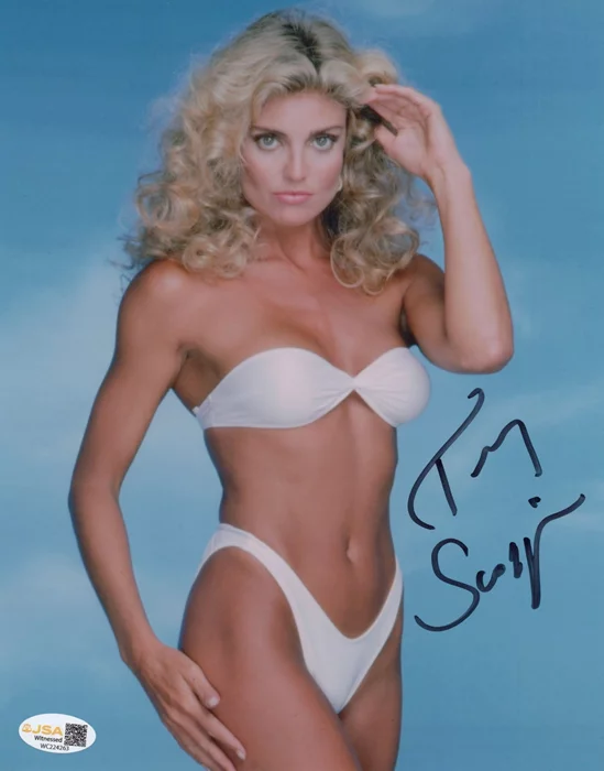 Tracy Scoggins autograph