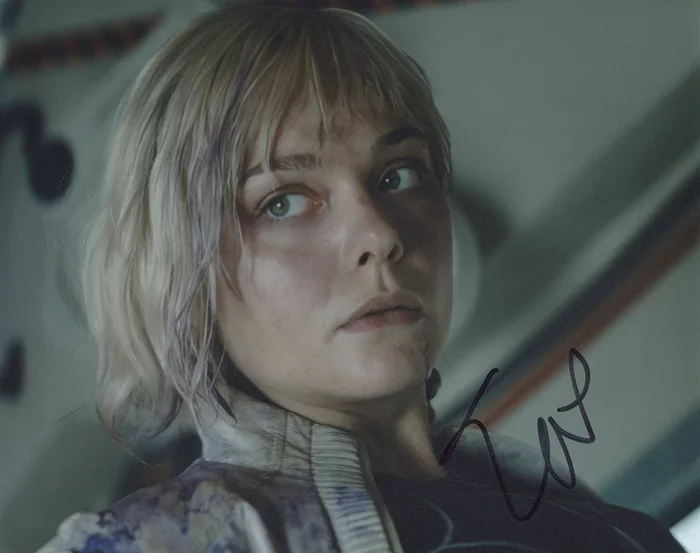 Elle Fanning autograph