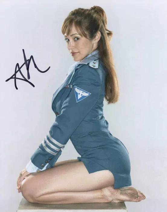 Autumn Reeser autograph