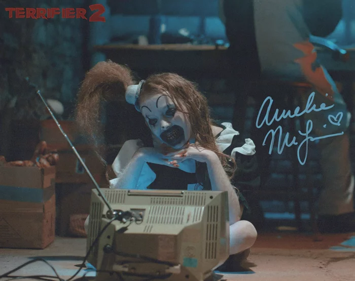 Amelie McLain autograph