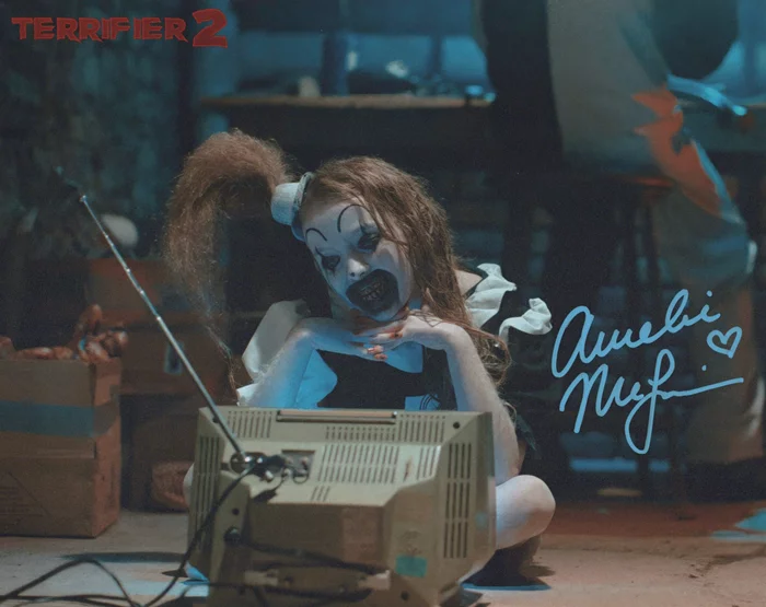 Amelie McLain autograph