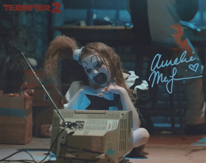 Amelie McLain autograph