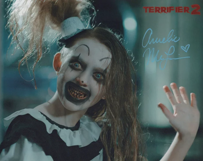 Amelie McLain autograph