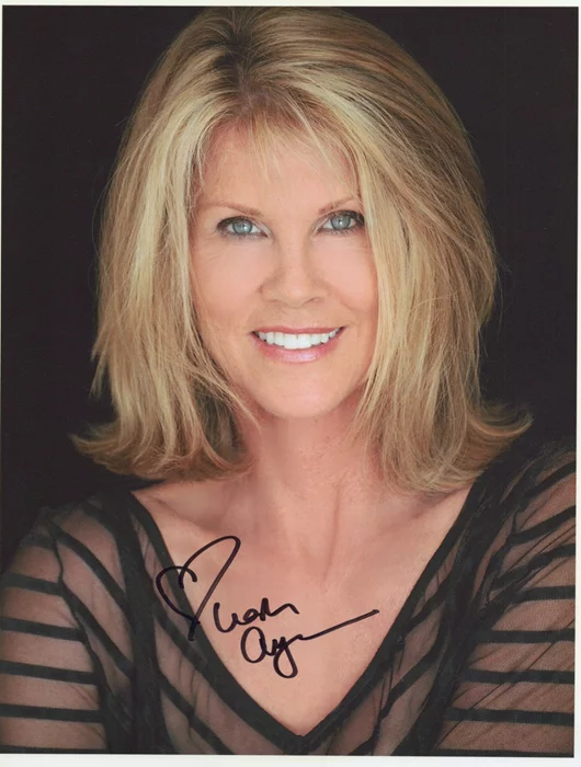 Leah Ayres autograph