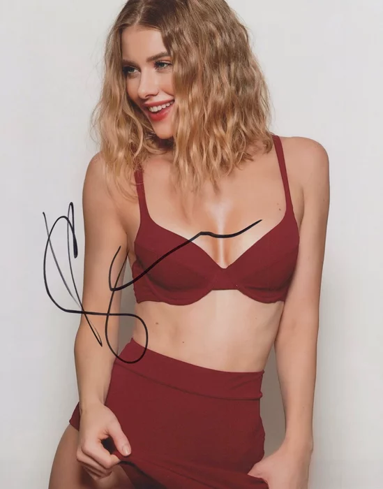 Alena Savostikova autograph