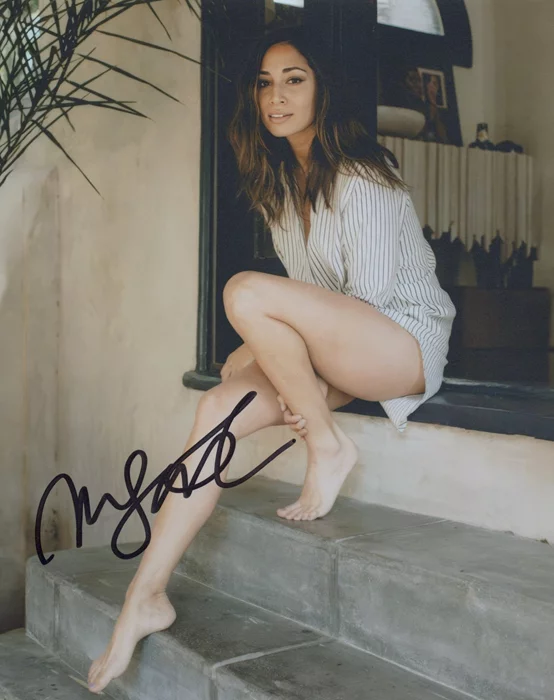 Meaghan  Rath autograph