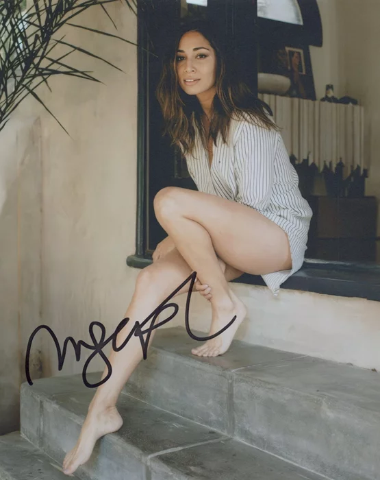 Meaghan  Rath autograph