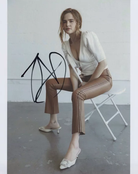 Zoey Deutch autograph
