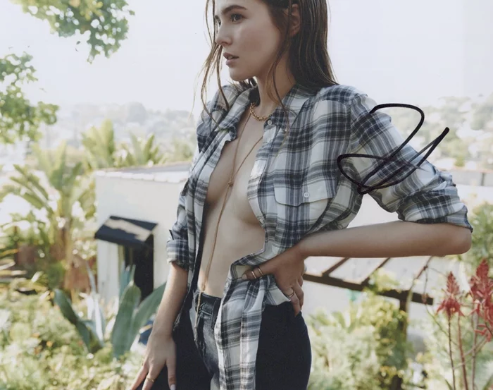 Zoey Deutch autograph