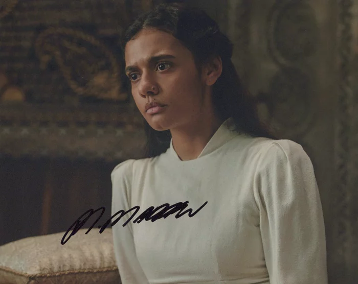Madeleine Madden autograph