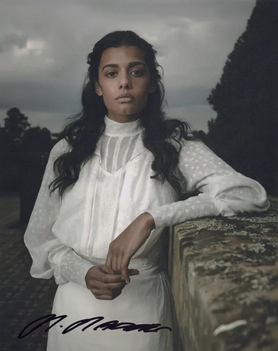 Madeleine Madden autograph