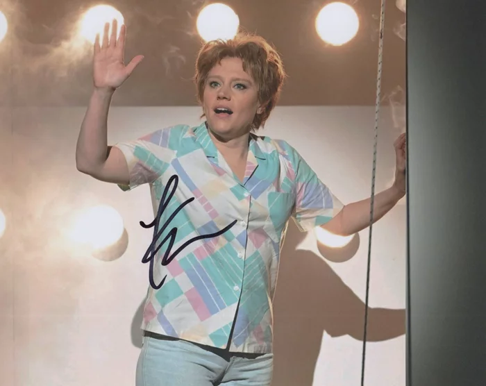 Kate McKinnon autograph