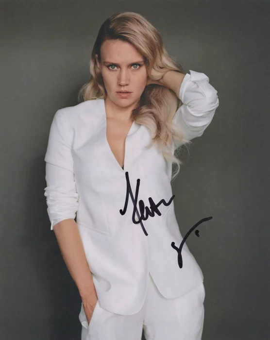 Kate McKinnon autograph