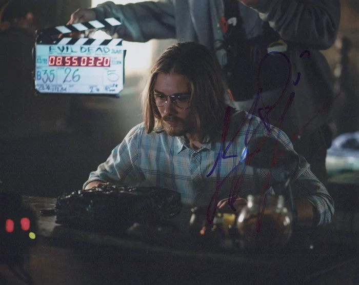 Lou Taylor Pucci autograph