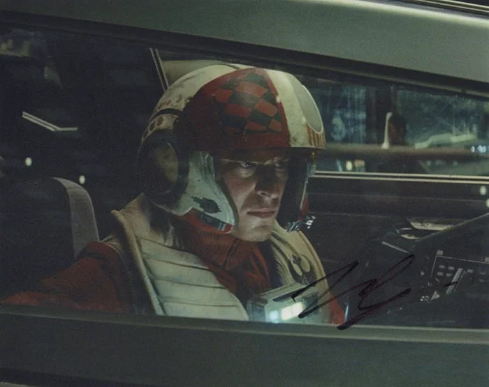 Noah Segan autograph