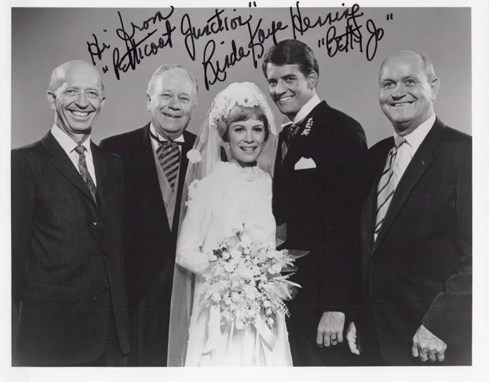 Linda Kaye Henning autograph