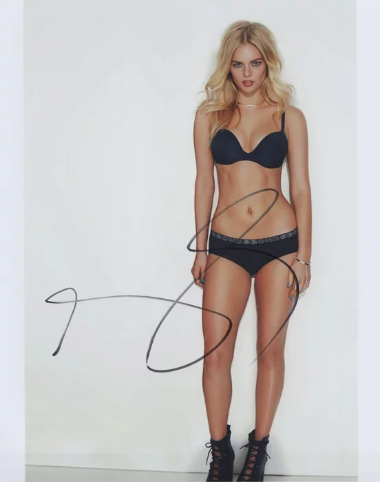 Samara Weaving autograph