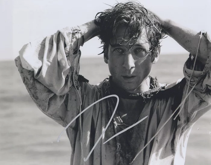 Jeremy Allen  White autograph