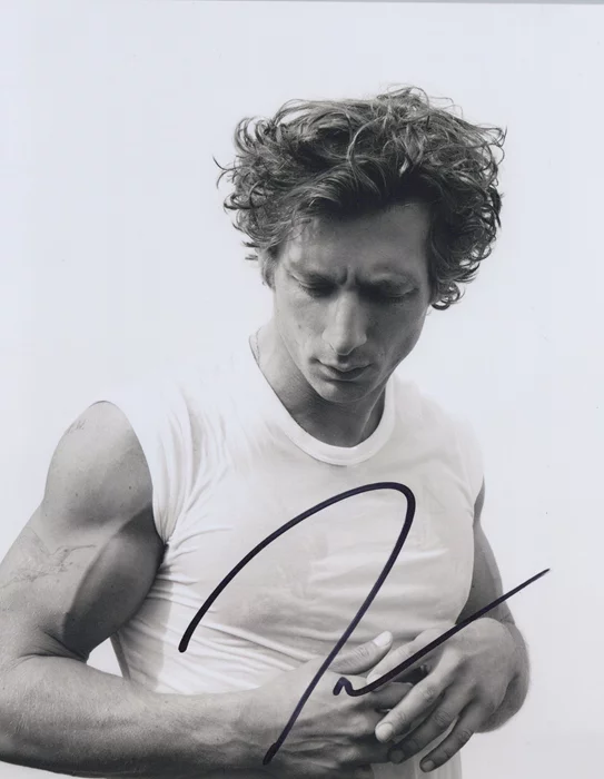 Jeremy Allen  White autograph