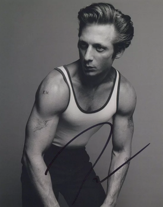 Jeremy Allen  White autograph