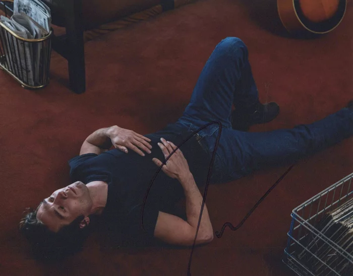 Jeremy Allen  White autograph