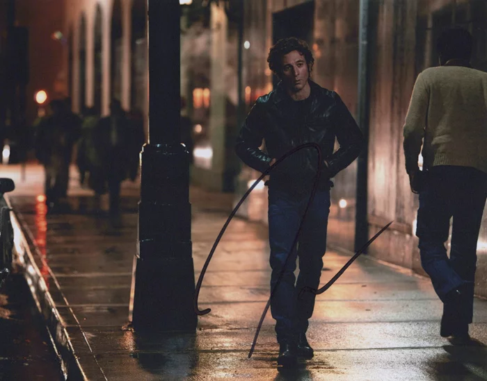 Jeremy Allen  White autograph