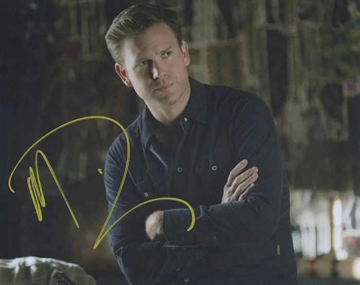 Matthew Davis autograph
