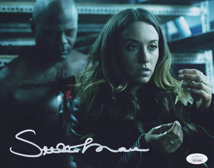 Stella Maeve autograph