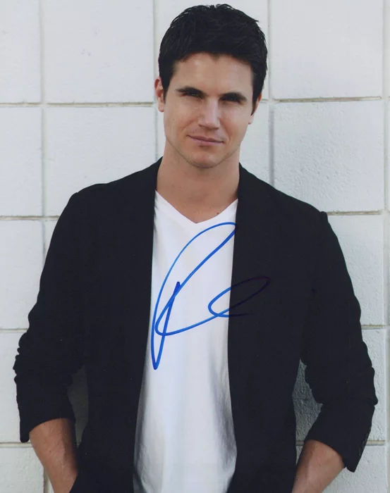 Robbie Amell autograph