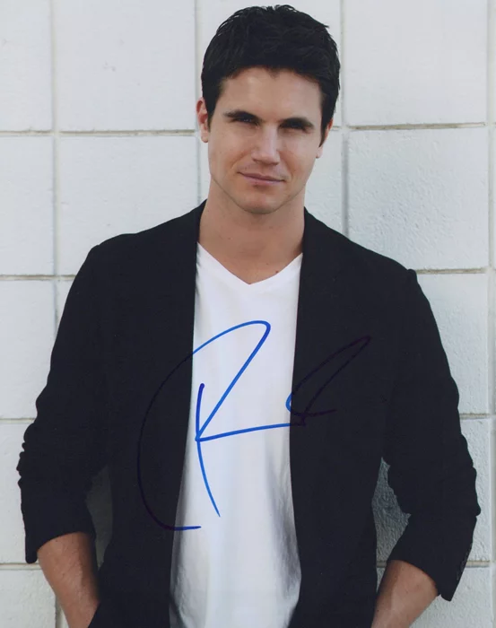 Robbie Amell autograph