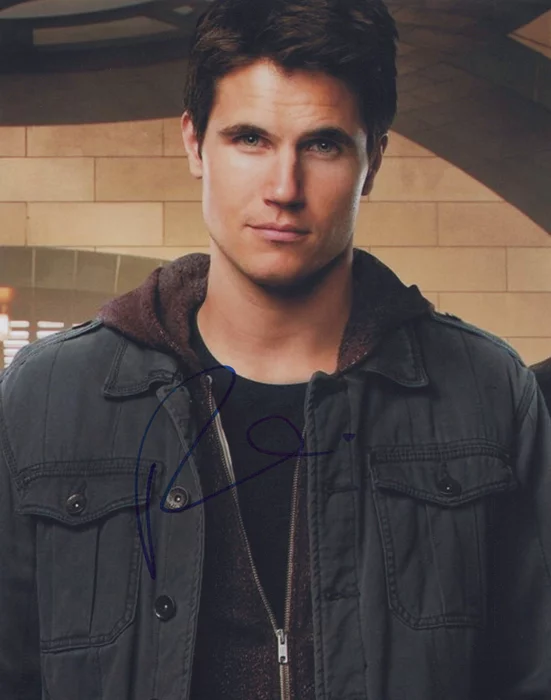 Robbie Amell autograph