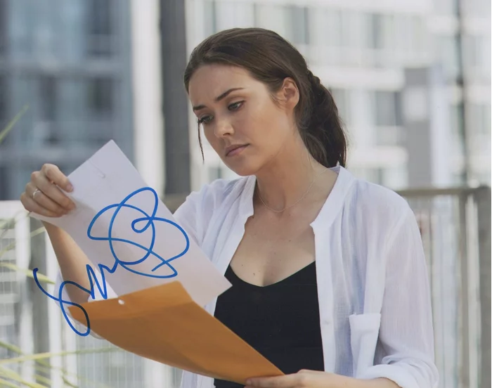 Megan Boone autograph