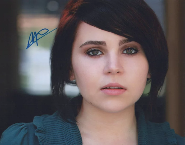 Mae Whitman autograph