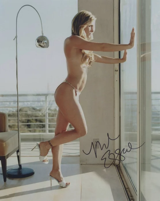 Nicole Eggert autograph