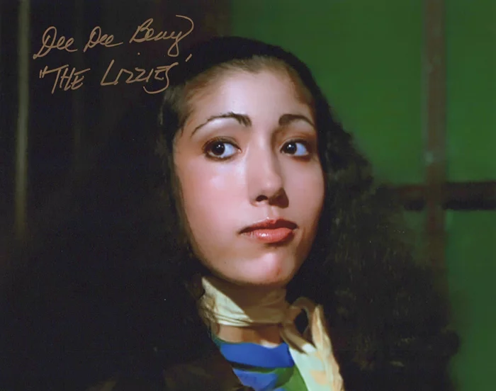 Dee Dee Benrey autograph