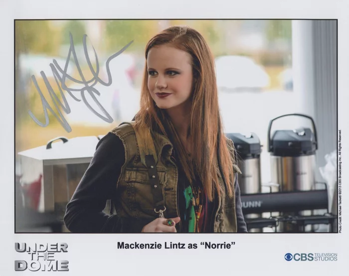 Mackenzie Lintz autograph